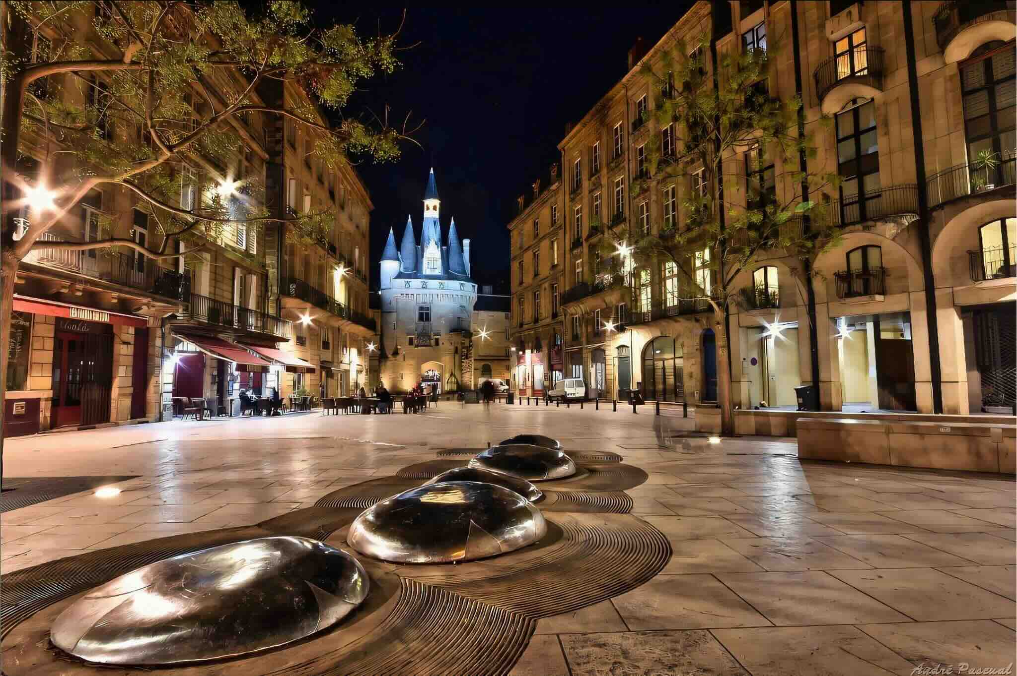 Porte Caillaux photographiée la nuit par le photo club de Bordeaux