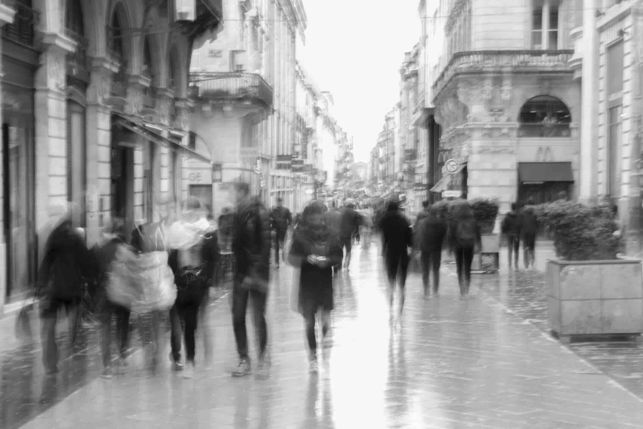 Rue Ste Catherine en noir et blanc version flou par le photo club de Bordeaux